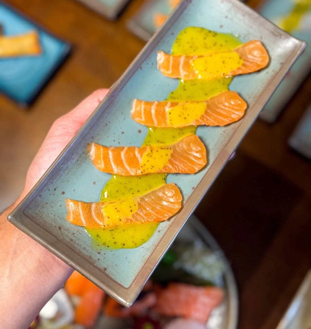 Carpaccio de salmão com molho num prato alongado
