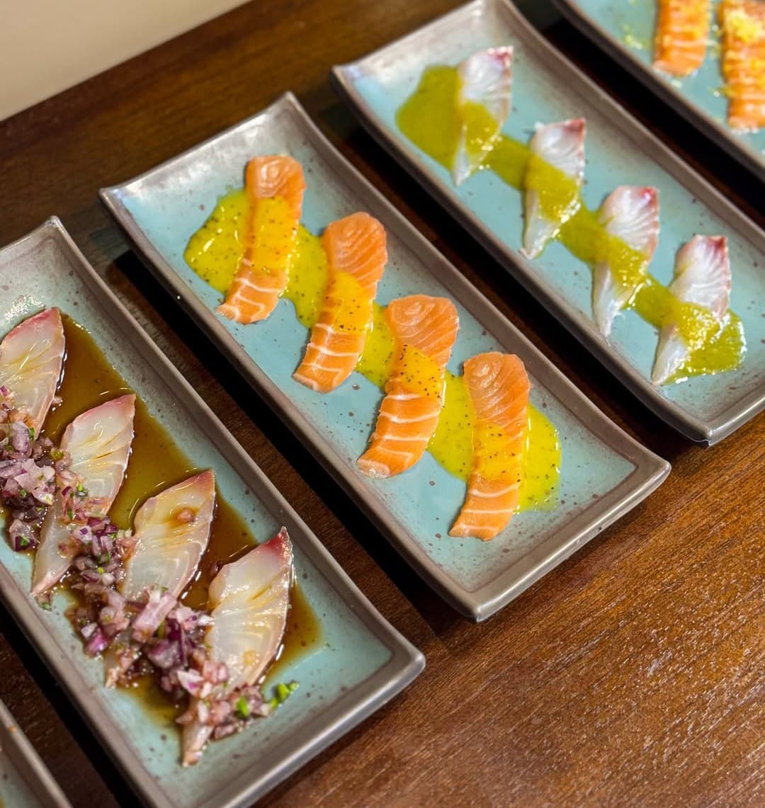 Carpaccios de peixe branco e salmão com molho ponzu e cebola roxa