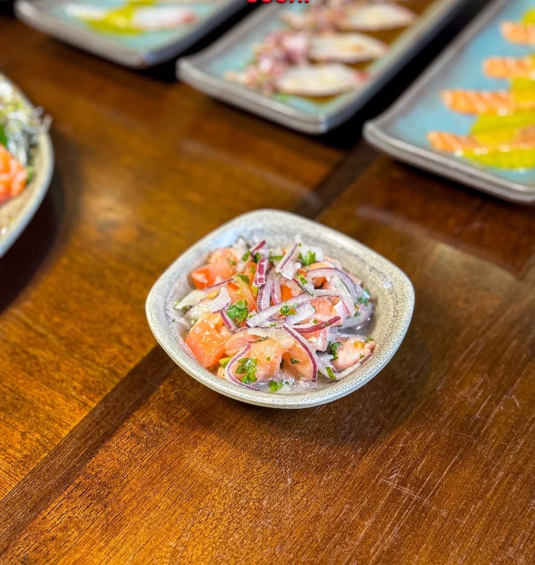 Ceviche de salmão com cebola roxa numa tigela de cerâmica