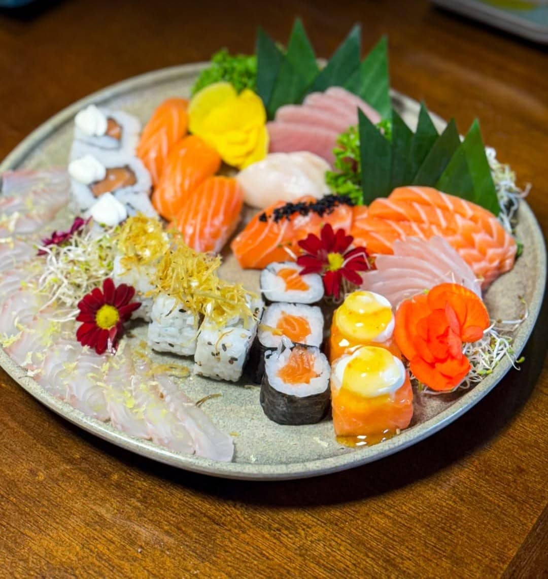Combinado grande com sashimis, niguiris, uramakis e flores