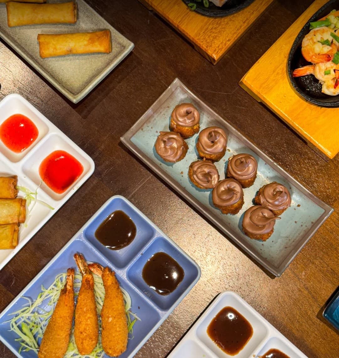 Entradas do rodízio: hots de chocolate, harumakis e molhos