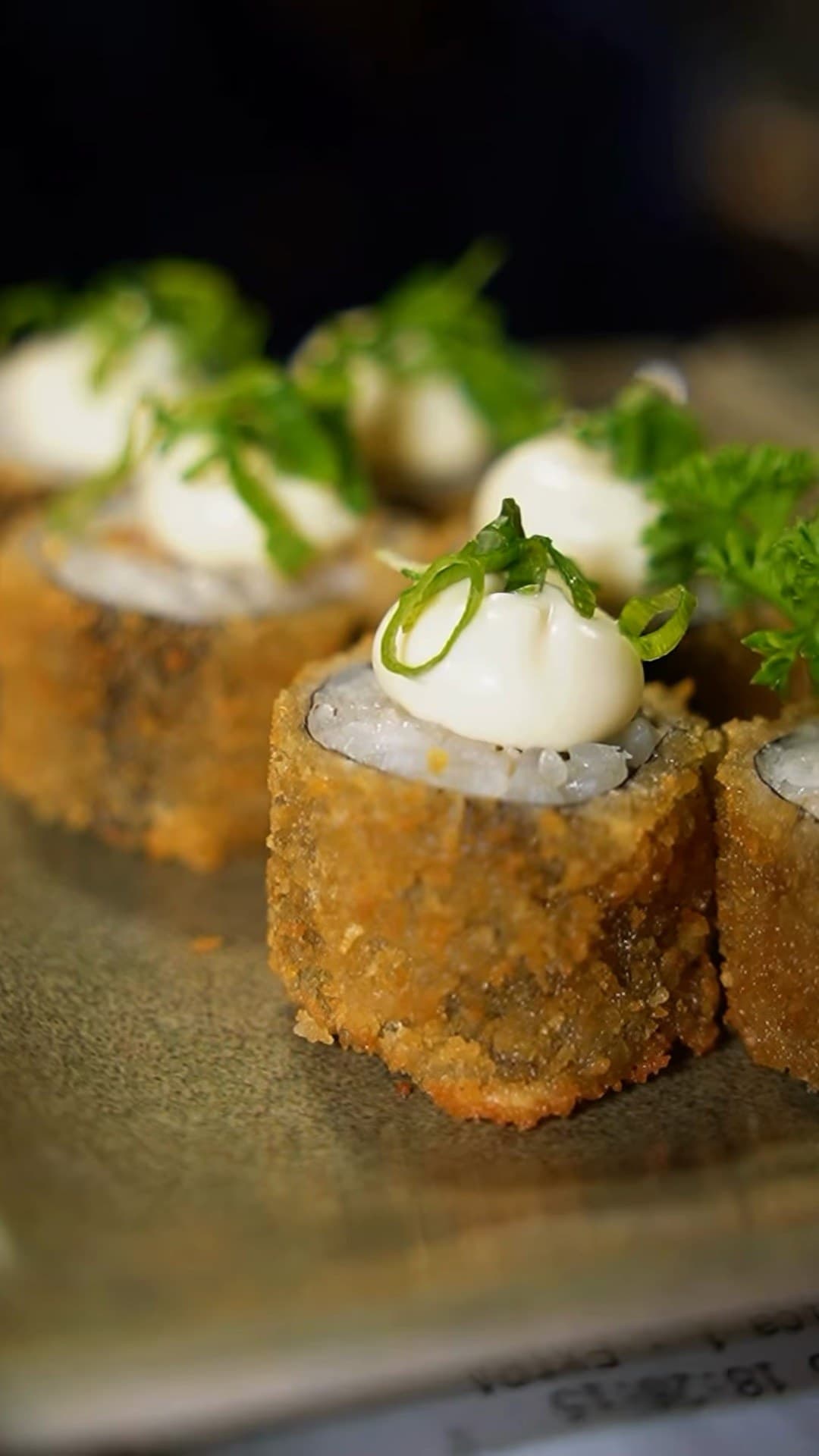 Hots empanados com cream cheese e cebolinha, em close