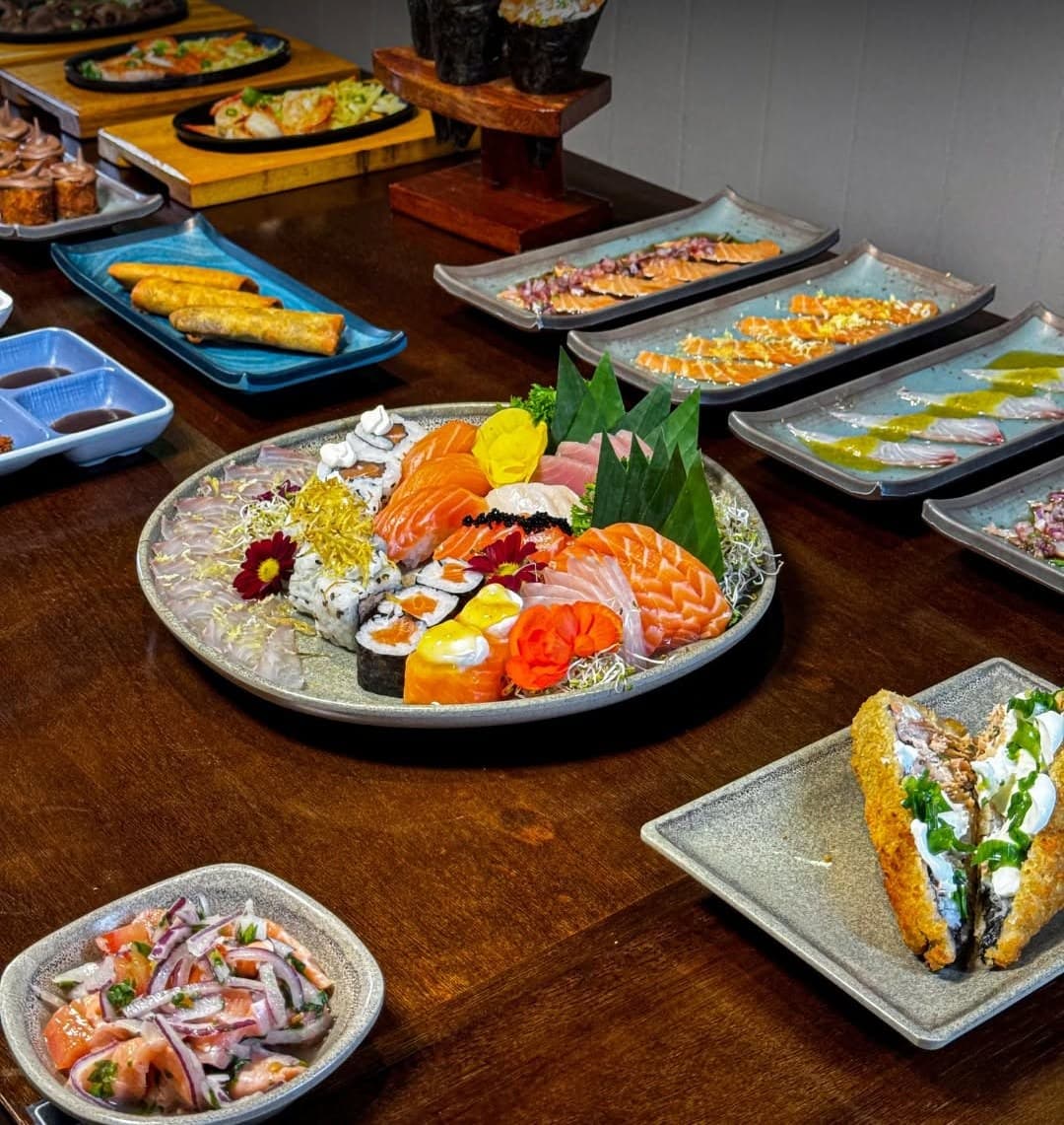 Mesa do rodízio vista de cima, com combinado, carpaccios e entradas