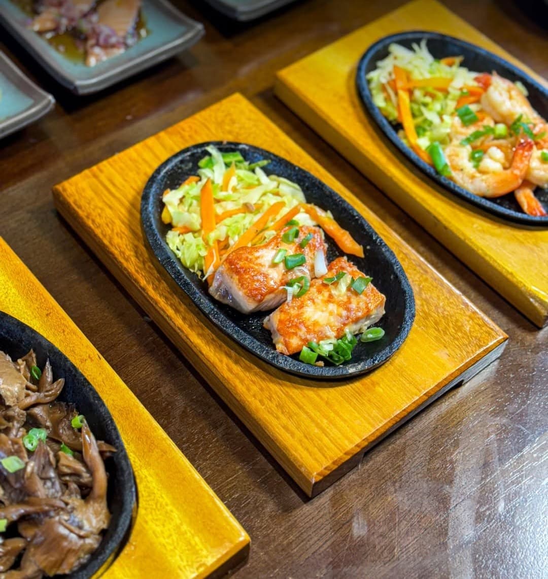 Salmão grelhado com legumes na chapa de ferro