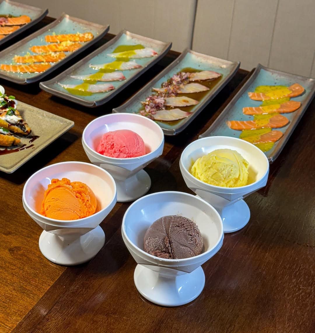 Taças de sorvete de creme, chocolate, morango e papaya