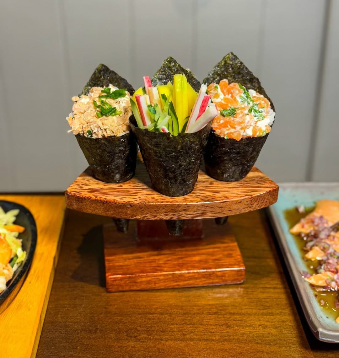 Trio de temakis no suporte de madeira